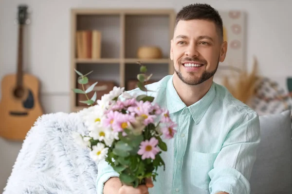 Hombre Guapo Con Ramo Hermosas Flores Casa — Foto de Stock