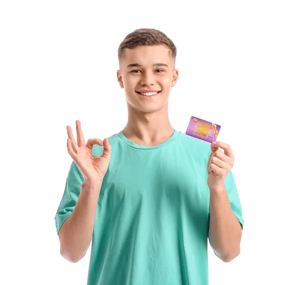 Teenage Fiú Ajándék Kártya Mutatja Fehér Háttér — Stock Fotó