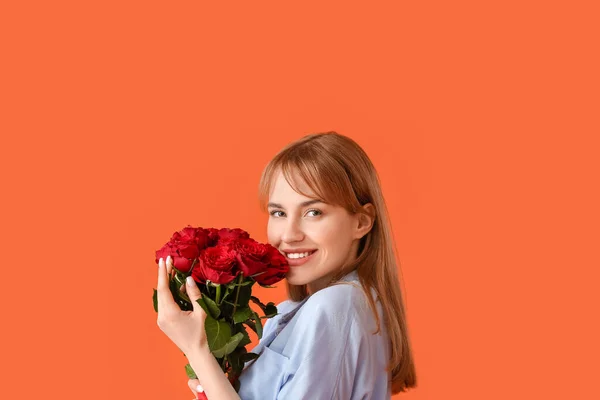 Ung Kvinna Med Blommor Färg Bakgrund Alla Hjärtans Dag Firande — Stockfoto