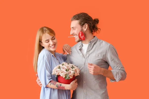 Junges Paar Mit Blumen Und Luftballon Auf Farbigem Hintergrund Valentinstag — Stockfoto