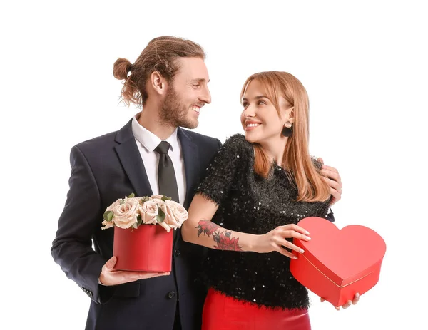 Junges Paar Mit Blumen Und Geschenk Auf Weißem Hintergrund Valentinstag — Stockfoto