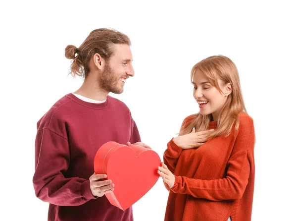 Junges Paar Mit Geschenk Auf Weißem Hintergrund Valentinstag Feier — Stockfoto