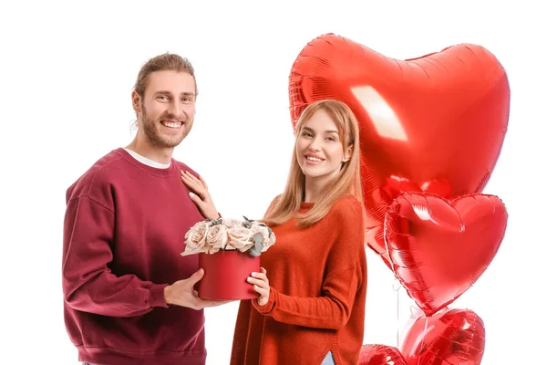 Junges Paar Mit Blumen Und Luftballons Auf Weißem Hintergrund Valentinstag — Stockfoto