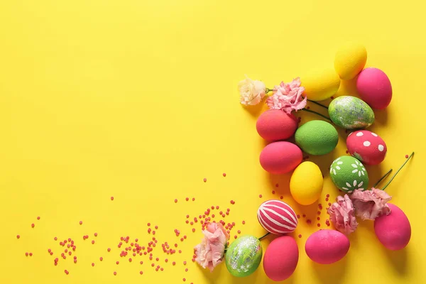 Composición Con Hermosos Huevos Pascua Flores Sobre Fondo Color — Foto de Stock