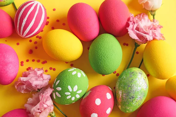 Composition Beautiful Easter Eggs Flowers Color Background — Stock Photo, Image