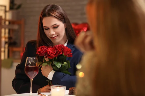 Glückliches Transgender Paar Feiert Valentinstag Hause — Stockfoto