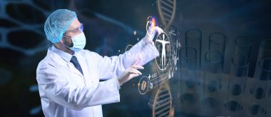 Genç doktor koyu arkaplanda sanal ekran kullanıyor