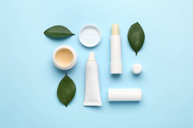 Renk arkaplanındaki doğal dudak kremleri