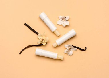 Renkli vanilyalı doğal dudak kremleri.