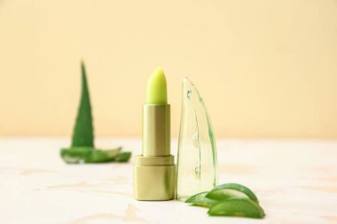 Masada aloe vera olan doğal dudak kremi.