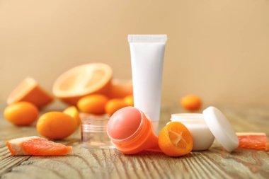 Tahta masada turunçgil meyveli doğal dudak kremleri.