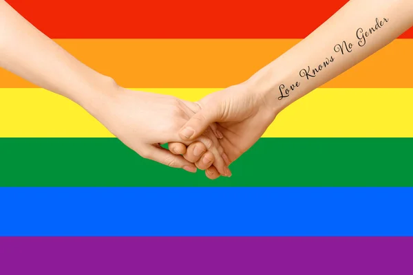 Donne Che Tengono Mano Contro Bandiera Arcobaleno Concetto Lgbt — Foto Stock