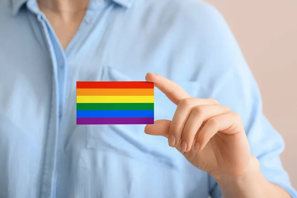 Γυναίκα Κάρτα Ουράνιο Τόξο Κοντινό Πλάνο Lgbt Έννοια — Φωτογραφία Αρχείου