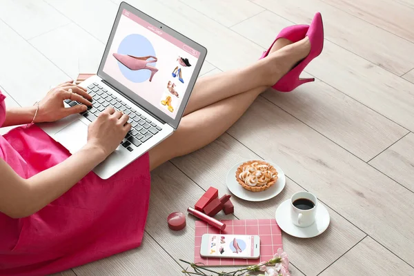 若い女性購入新しい靴オンラインで自宅 — ストック写真
