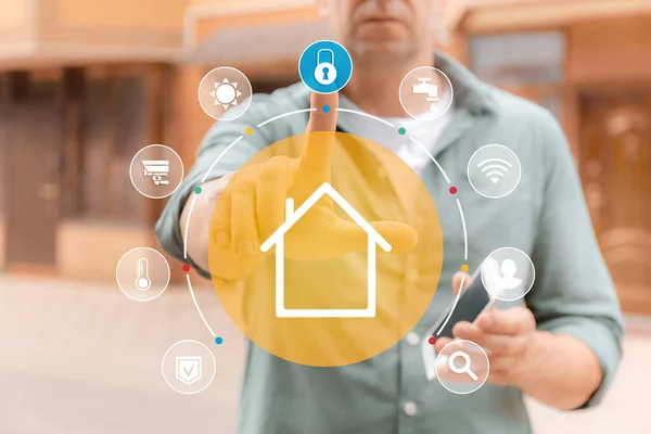 Man Using Application Smart Home Automation Outdoors — Stock Photo, Image