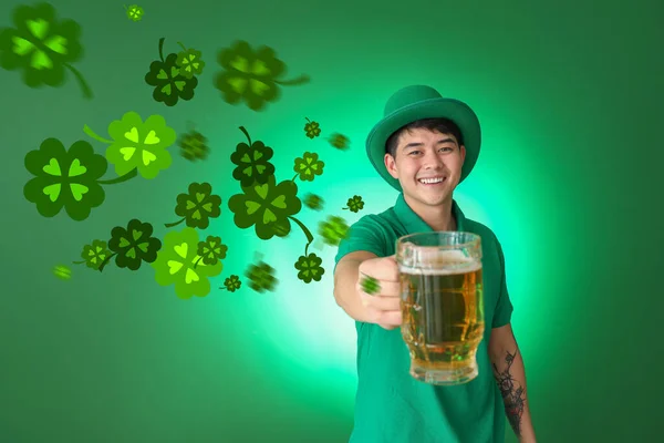 Jovem Asiático Com Cerveja Folhas Trevo Voador Fundo Cor Celebração — Fotografia de Stock