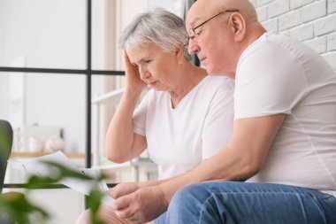 Stresli yaşlı çiftin evde borcu var.