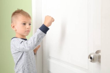 Küçük şirin çocuk kapıyı çalıyor.