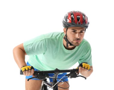 Beyaz arka planda bisiklete binen erkek bisikletçi