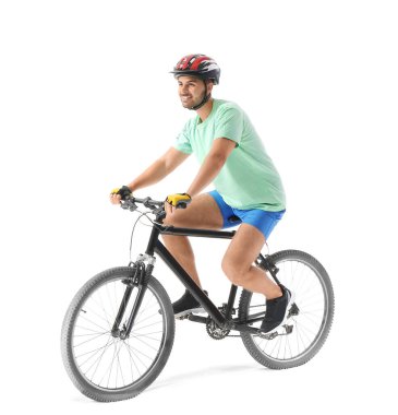 Beyaz arka planda bisiklete binen erkek bisikletçi