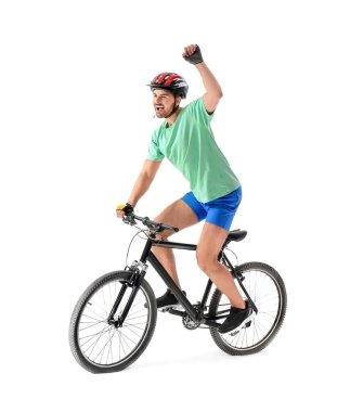 Beyaz arka planda bisiklete binen erkek bisikletçi