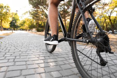 Erkek bisikletçi dışarıda bisiklet sürüyor, yakın plan.