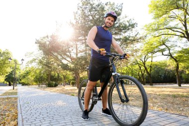 Bisikletli bir erkek bisikletçi.