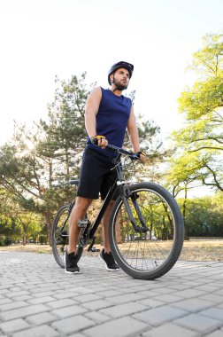 Bisikletli bir erkek bisikletçi.