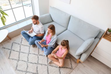 Modern aletleri olan mutlu bir aile.