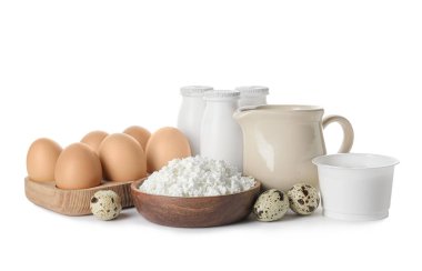 Beyaz arka planda farklı süt ürünleri