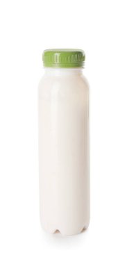 Beyaz arka planda süt ürünleri içeren şişe