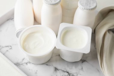 Hafif arkaplanda farklı süt ürünleri