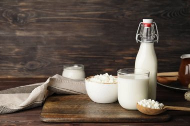 Ahşap arka plan üzerinde farklı süt ürünleri