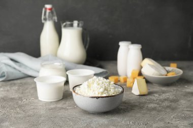 Gri arka planda farklı süt ürünleri