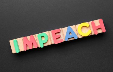 Koyu arkaplanda IMPEACH sözcüğü olan küpler