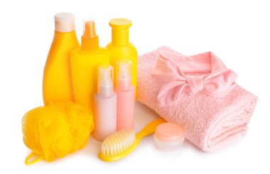 Beyaz arka planda farklı banyo aksesuarları