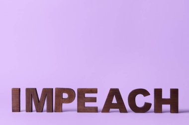 Renk arkaplanı üzerindeki IMPEACH sözcüğü