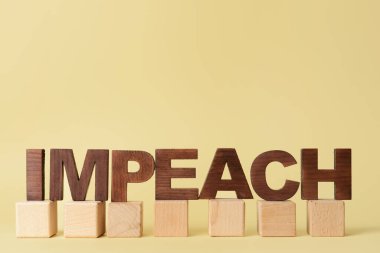 Renk arkaplanında IMPEACH ve küpler kelimesi