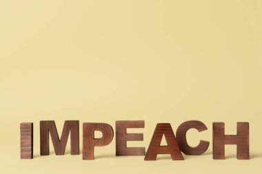 Renk arkaplanı üzerindeki IMPEACH sözcüğü