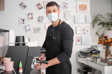 Barista kafede sıcak kahve yapıyor.