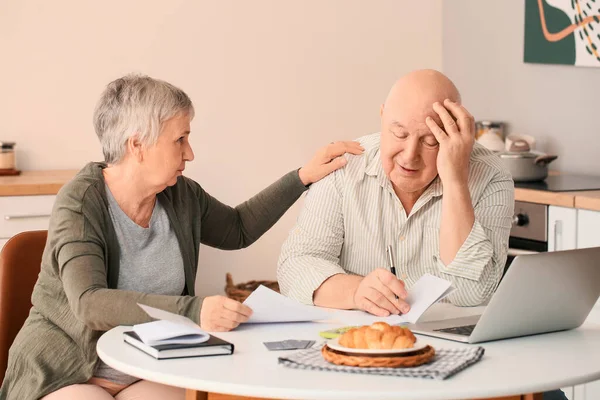 Zestresowana Para Seniorów Zadłużona Domu — Zdjęcie stockowe