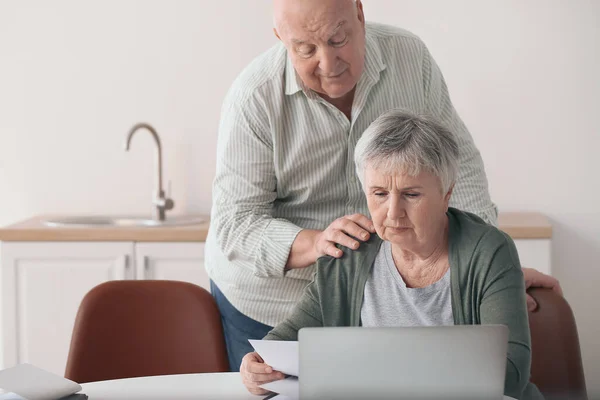 Gestresst Senior Paar Schulden Thuis — Stockfoto