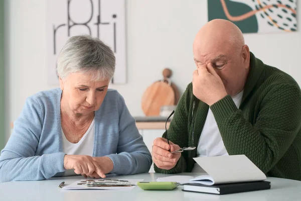 Stressed Senior Couple Counting Money Home — Stock Photo, Image