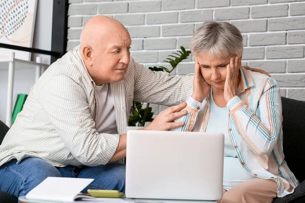 Casal Idoso Estressado Com Laptop Casa — Fotografia de Stock