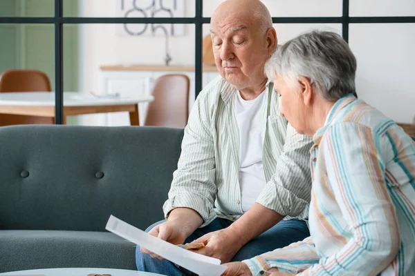 Zestresowana Para Seniorów Liczy Pieniądze Domu — Zdjęcie stockowe