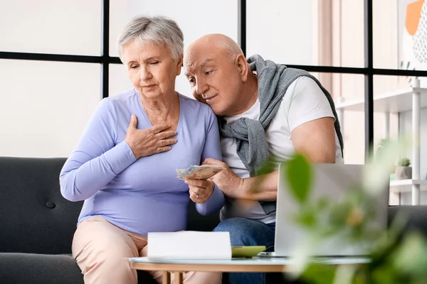 Coppia Anziana Stressata Contando Soldi Casa — Foto Stock