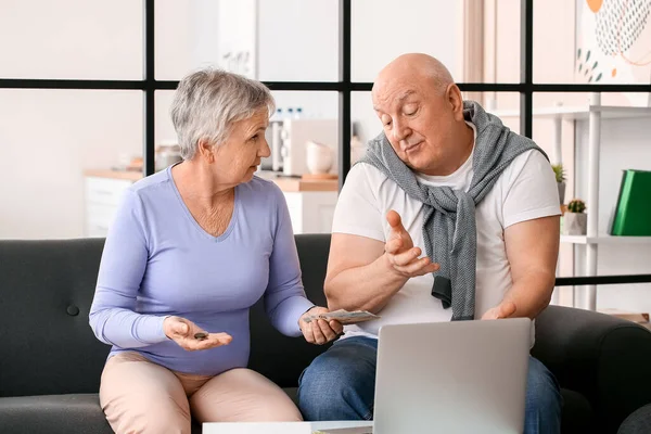 Gestresstes Senioren Paar Zählt Geld Hause — Stockfoto