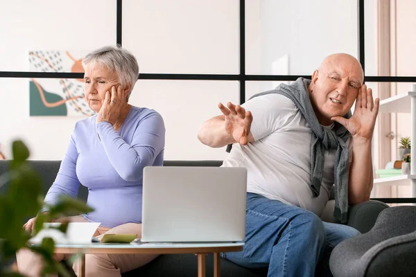 Zestresowana Para Seniorów Laptopem Domu — Zdjęcie stockowe