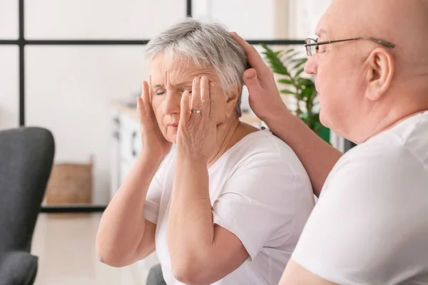 Stresszes Idős Pár Otthon — Stock Fotó