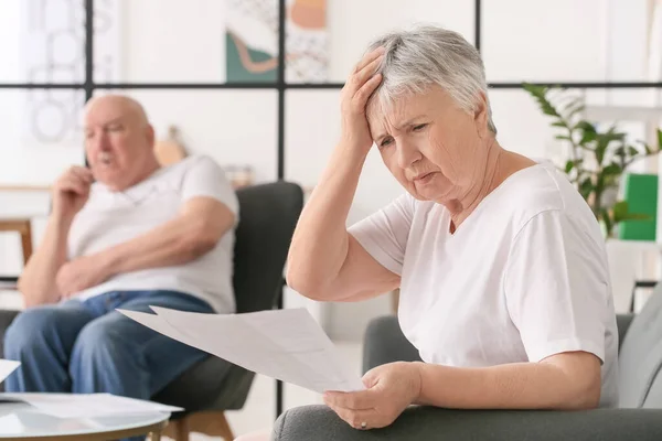 Zestresowana Para Seniorów Zadłużona Domu — Zdjęcie stockowe